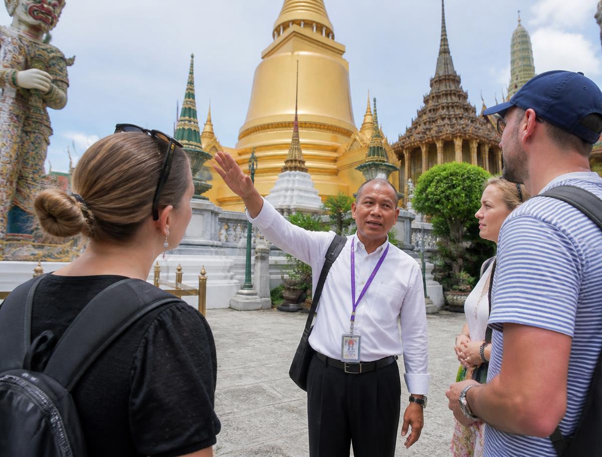 Private tour guide with travellers in Bangkok, Thailand