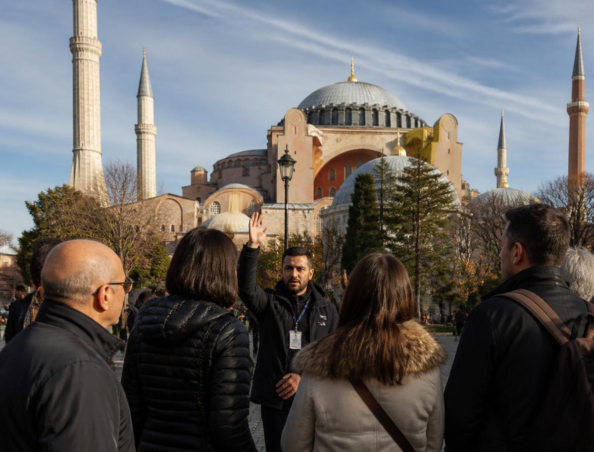 Private tour guide with travellers in Istanbul, Türkiye