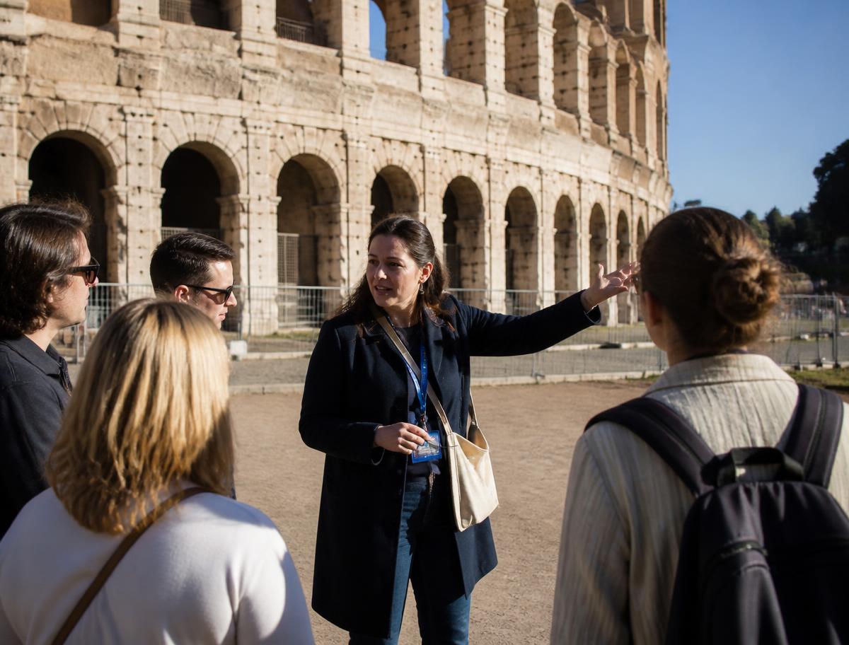 Private tour guide with travellers in Rome, Italy